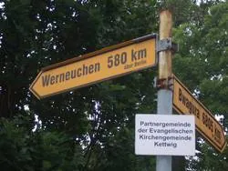 Straßenschilder mit Richtungen und Entfernungen nach Werneuchen und Bwagura.